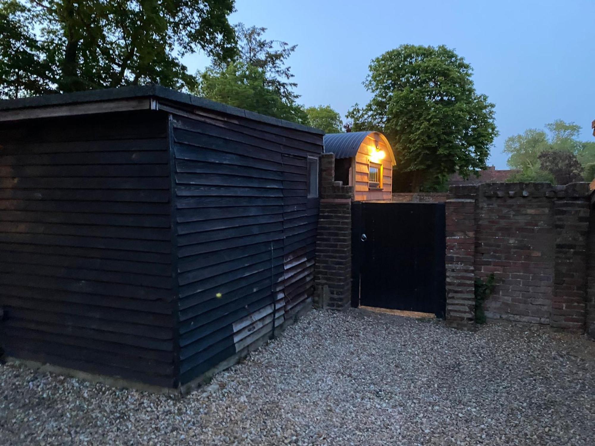 Gatwick Hideaway Hut 호텔 찰우드 외부 사진