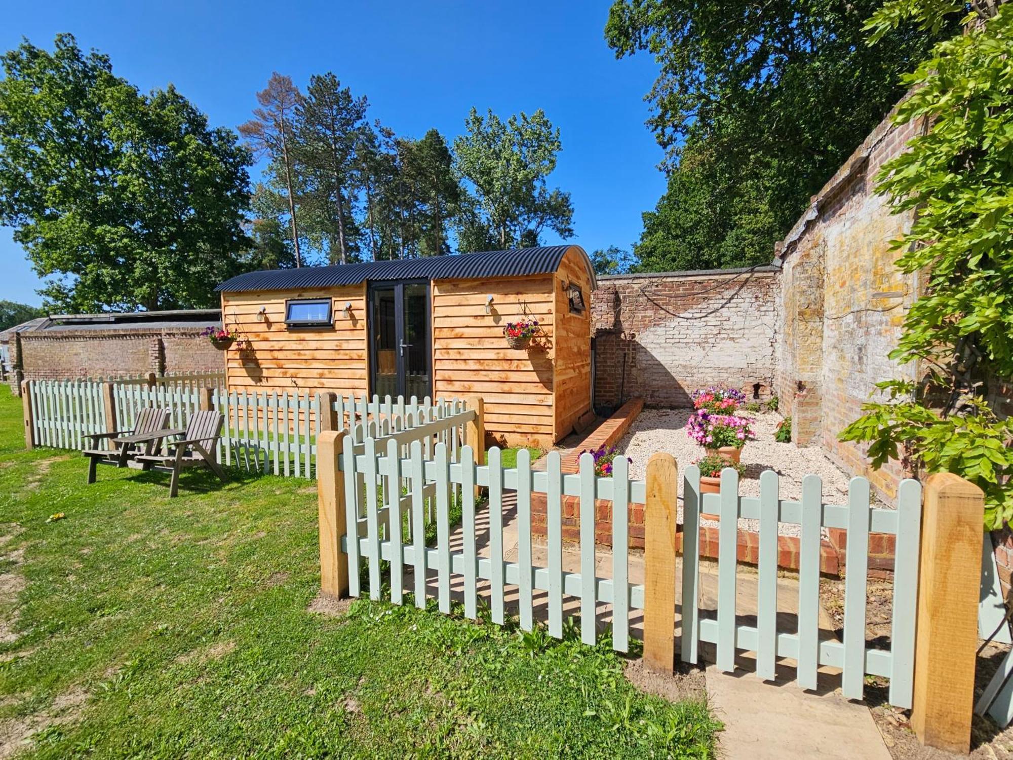 Gatwick Hideaway Hut 호텔 찰우드 외부 사진
